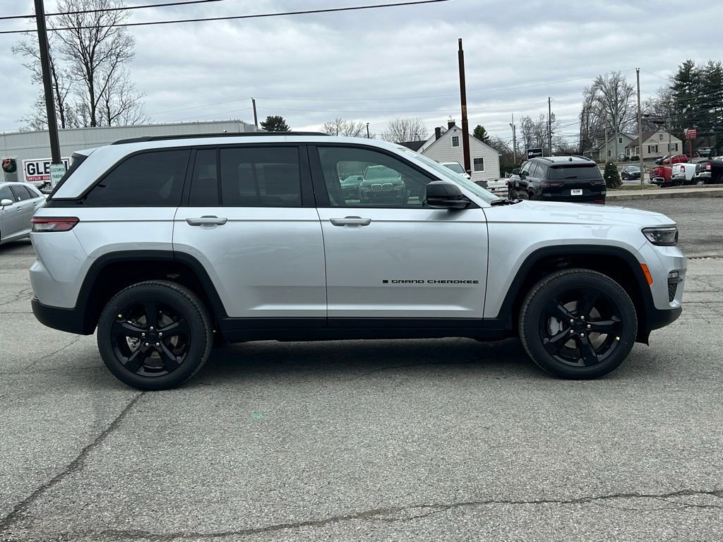 New 2025 Jeep Grand Cherokee Limited w/ Black Appearance Package image 5