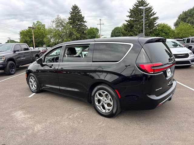 Used 2024 Chrysler Pacifica Limited w/ Trailer Tow Group FWD image 4