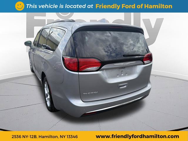 Used 2017 Chrysler Pacifica Touring-L w/ Tire & Wheel Group FWD image 6