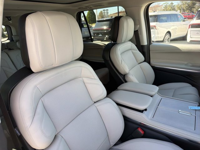 New 2026 Lincoln Navigator L Reserve AWD/4WD image 19