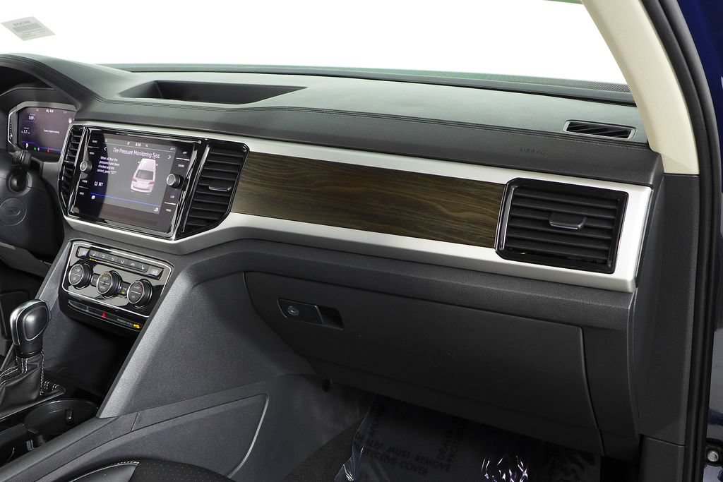Certified 2023 Volkswagen Atlas SE w/ Black Wheel Package FWD image 15