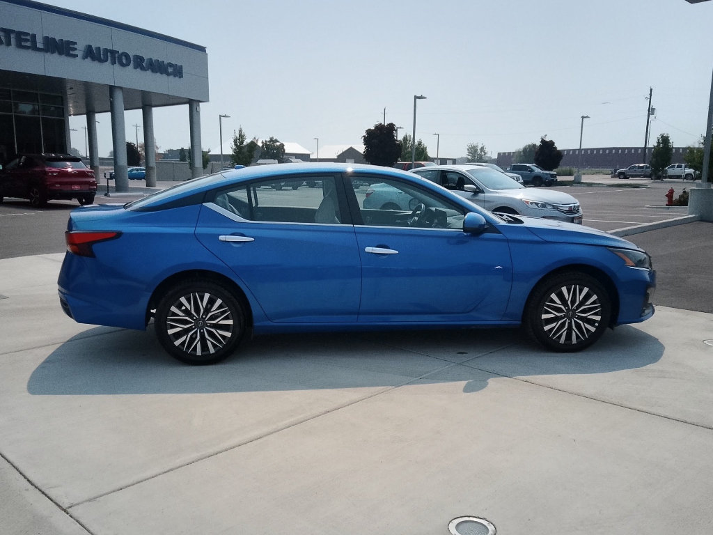 Used 2025 Nissan Altima 2.5 SV w/ SV Premium Package AWD/4WD image 2
