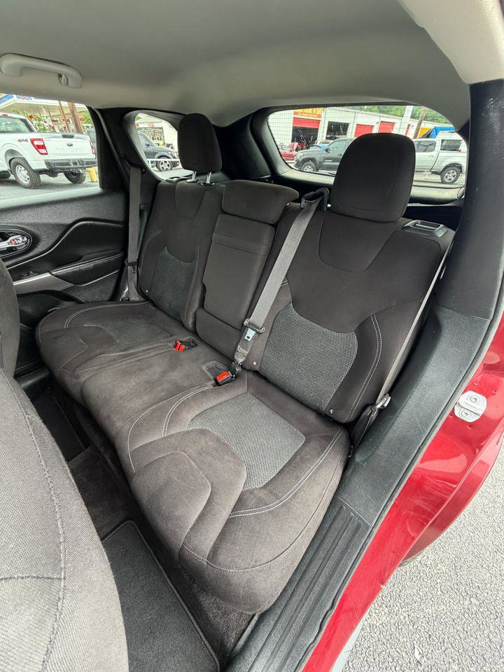 Used 2019 Jeep Cherokee Latitude w/ Popular Appearance Group AWD/4WD image 13