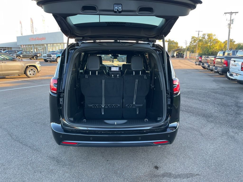 New 2026 Chrysler Pacifica Select w/ S Appearance Package image 45