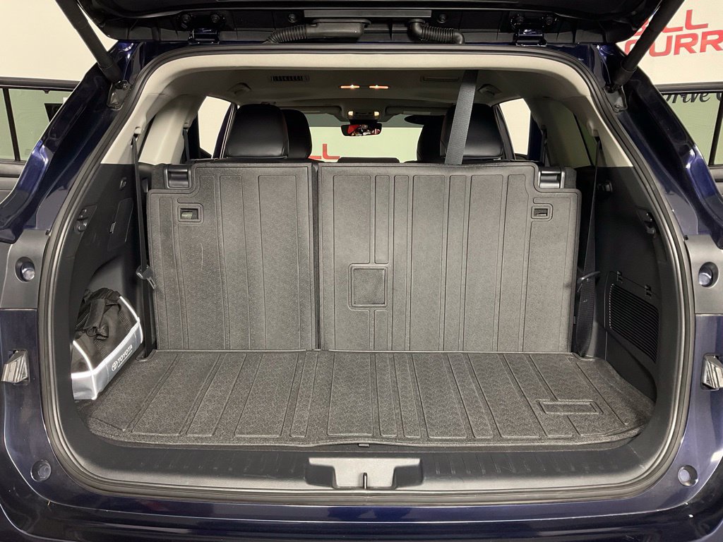 Used 2025 Toyota Highlander XLE FWD image 11