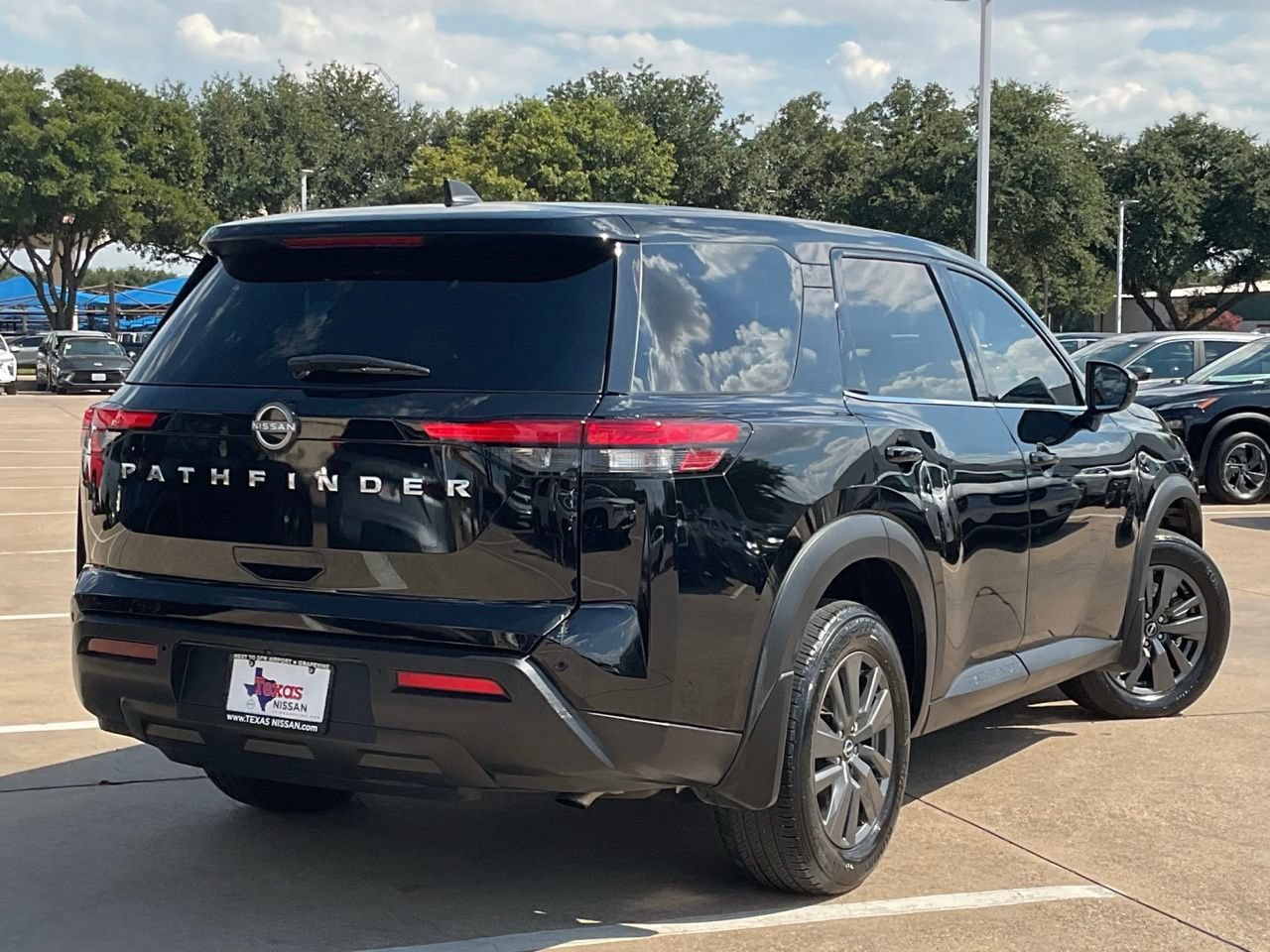 Used 2024 Nissan Pathfinder S FWD image 4