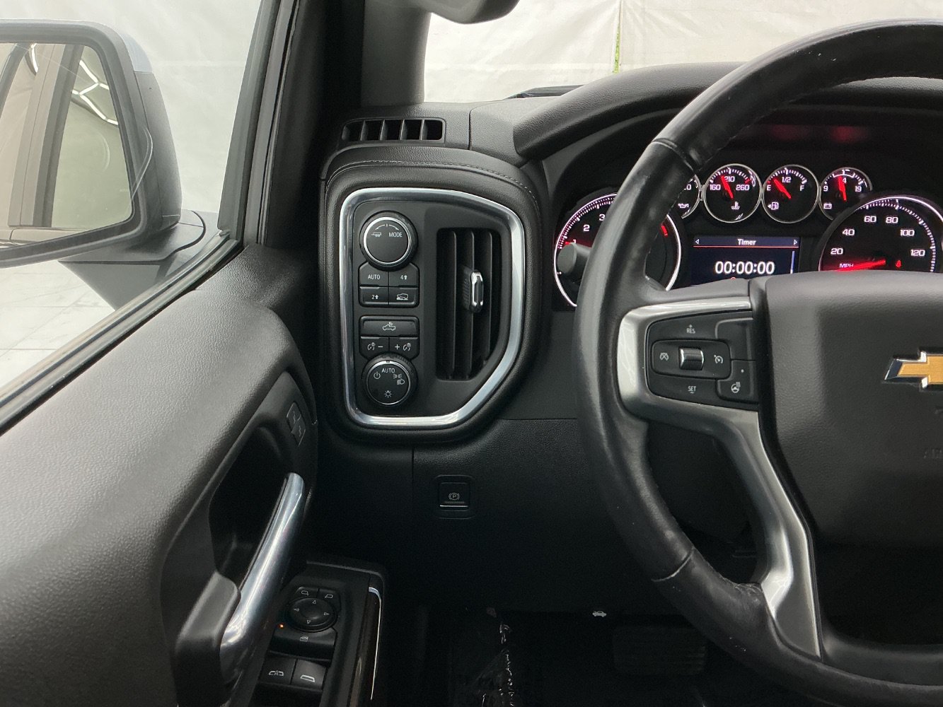Used 2022 Chevrolet Silverado 1500 LT AWD/4WD image 32