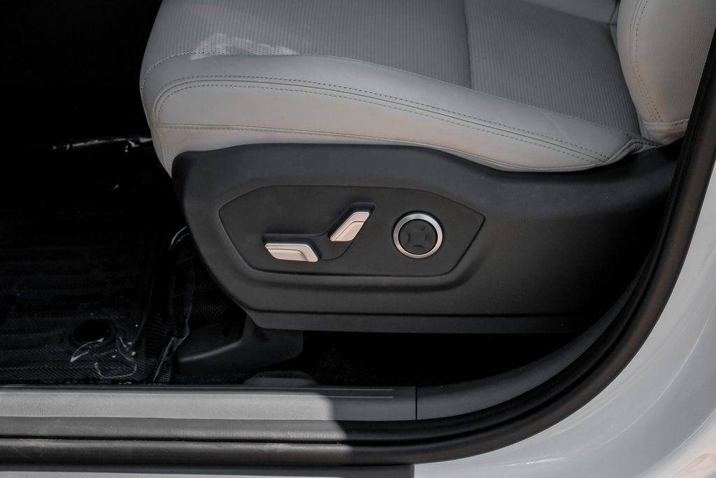 Used 2024 Hyundai Santa Fe Limited image 32