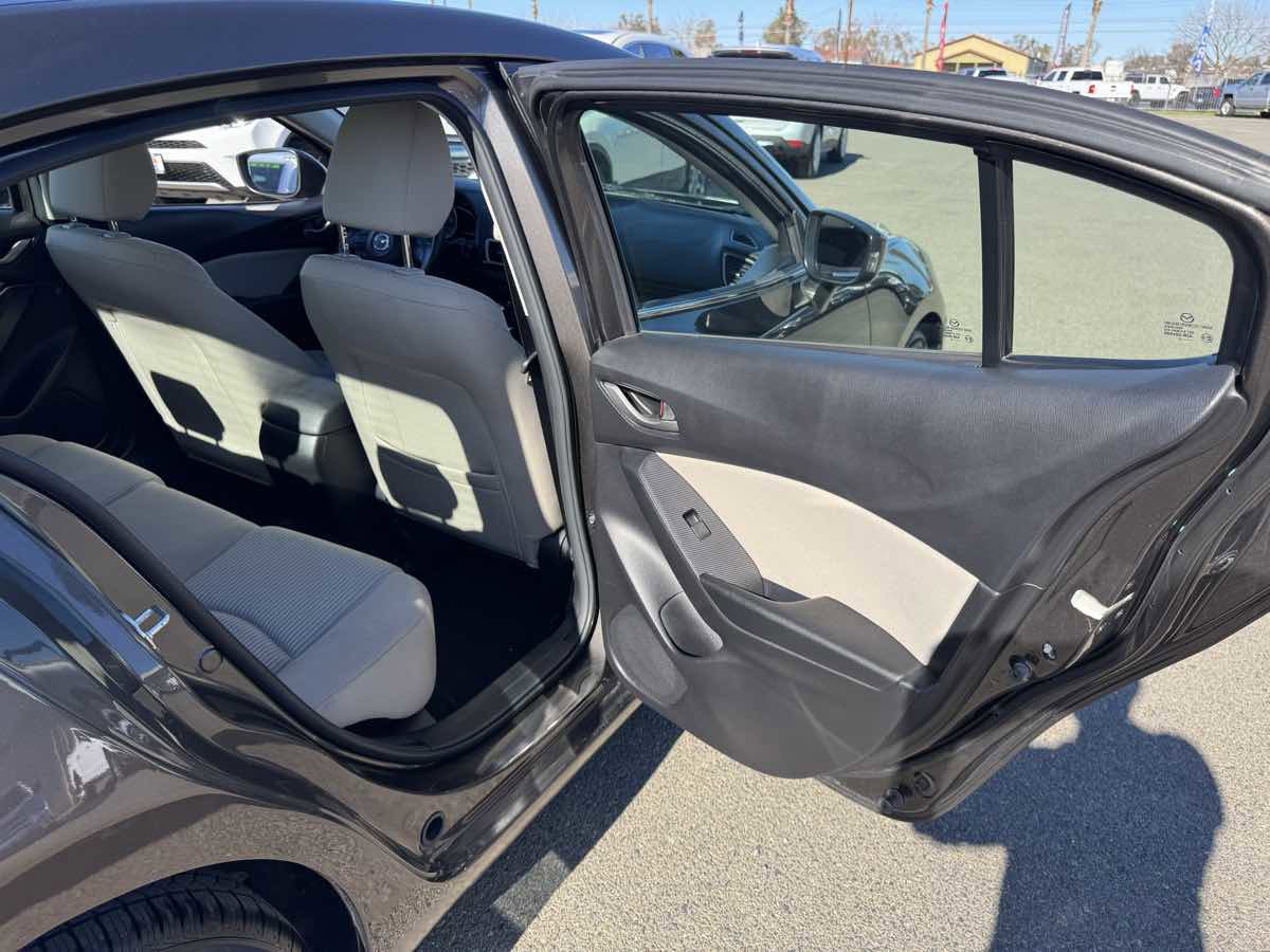 Used 2016 MAZDA MAZDA3 i Touring w/ Popular Equipment Package image 19