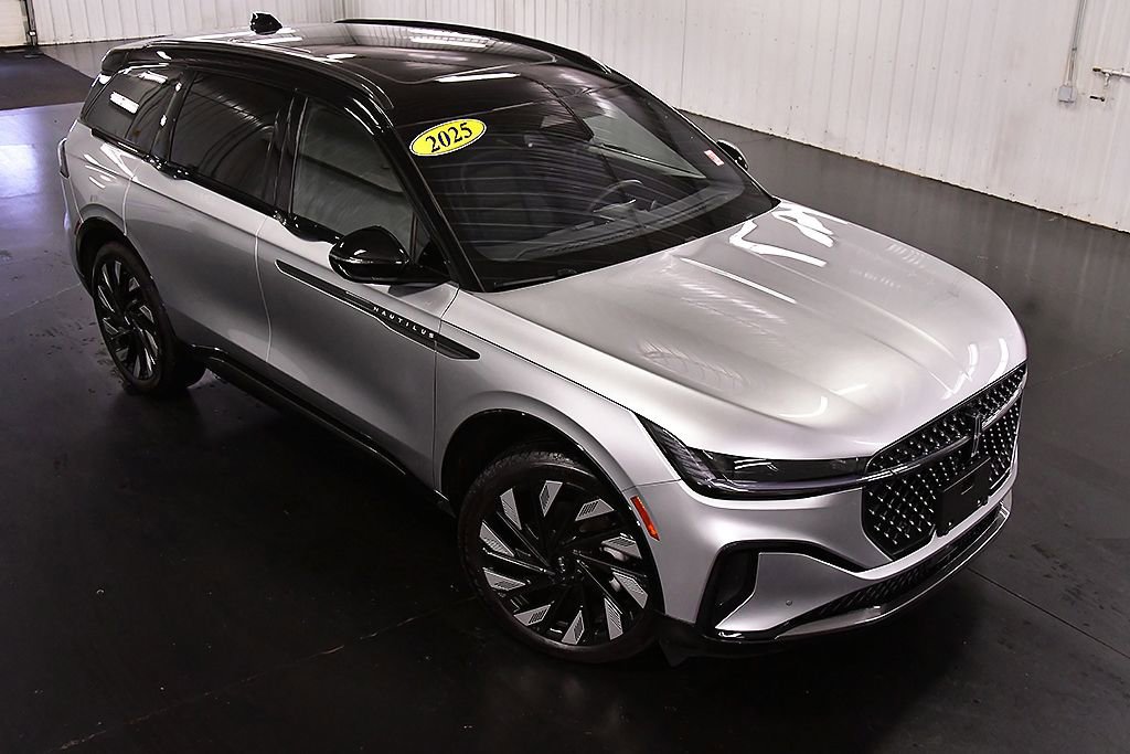 Used 2025 Lincoln Nautilus Reserve w/ Jet Appearance Package image 11