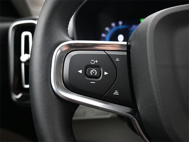 Used 2024 Volvo XC40 B5 Plus image 25