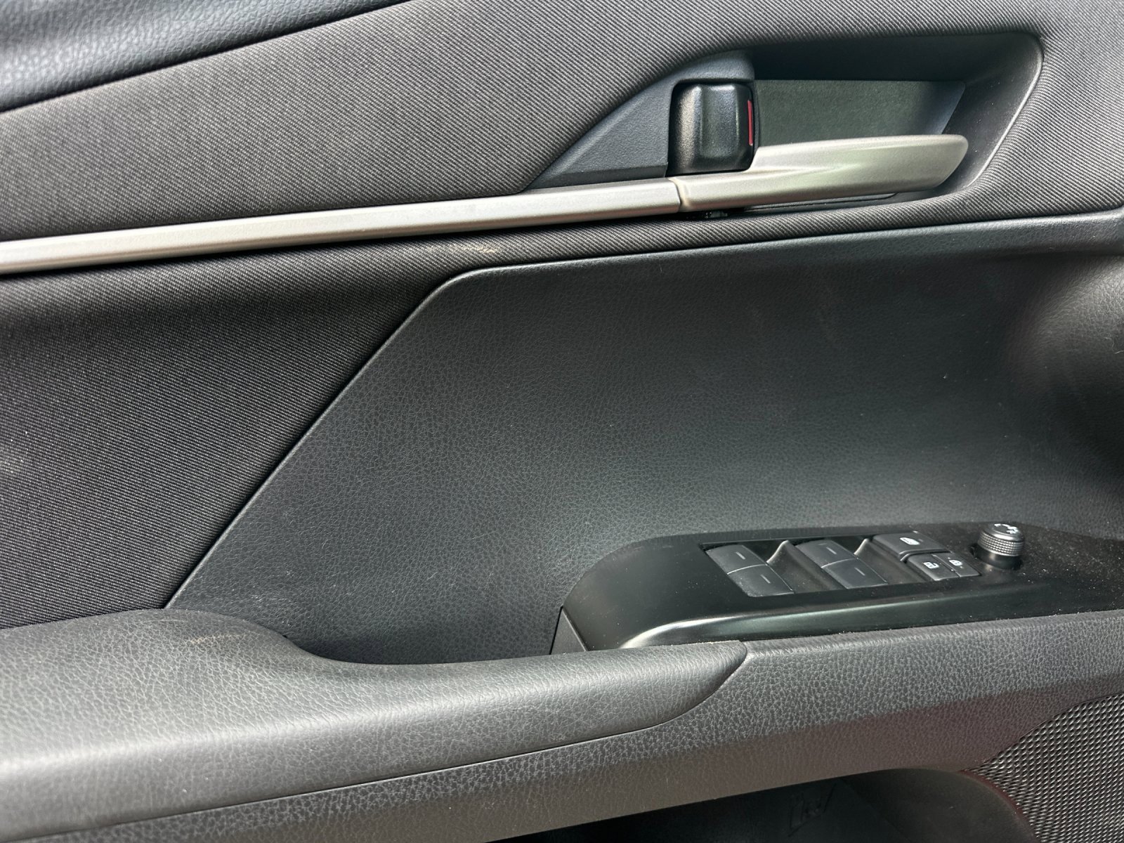 Used 2025 Toyota Camry LE image 10