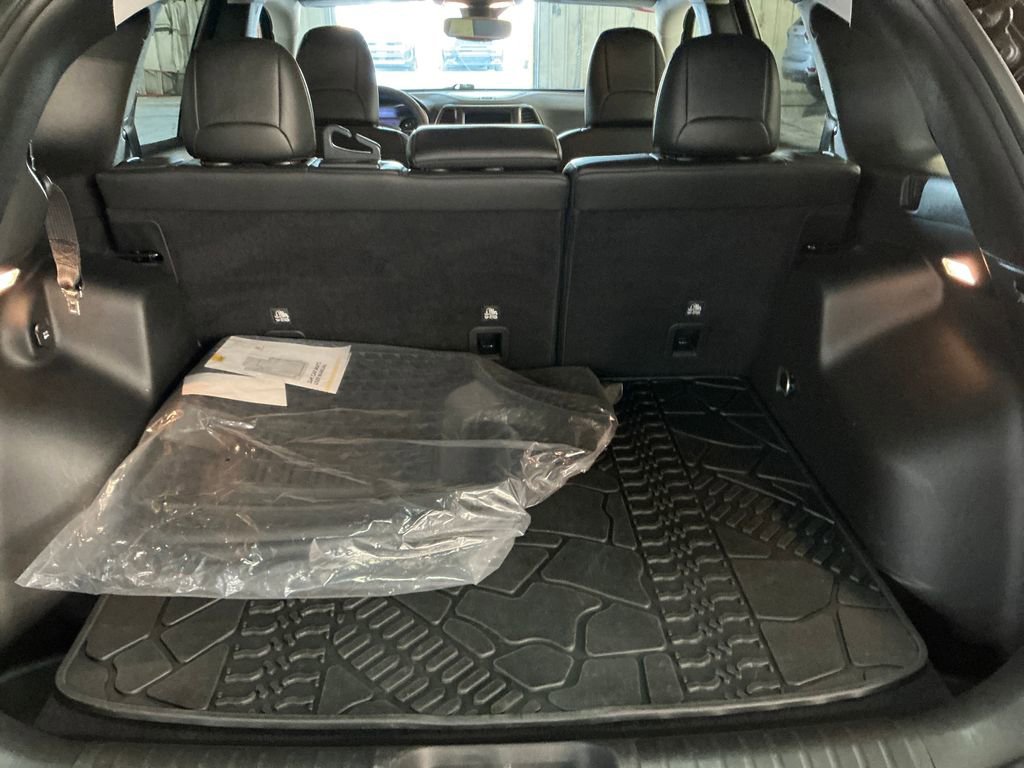 Certified 2022 Jeep Cherokee Trailhawk AWD/4WD image 27