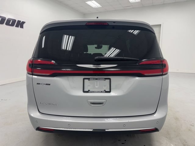 Used 2023 Chrysler Pacifica Touring-L FWD image 6
