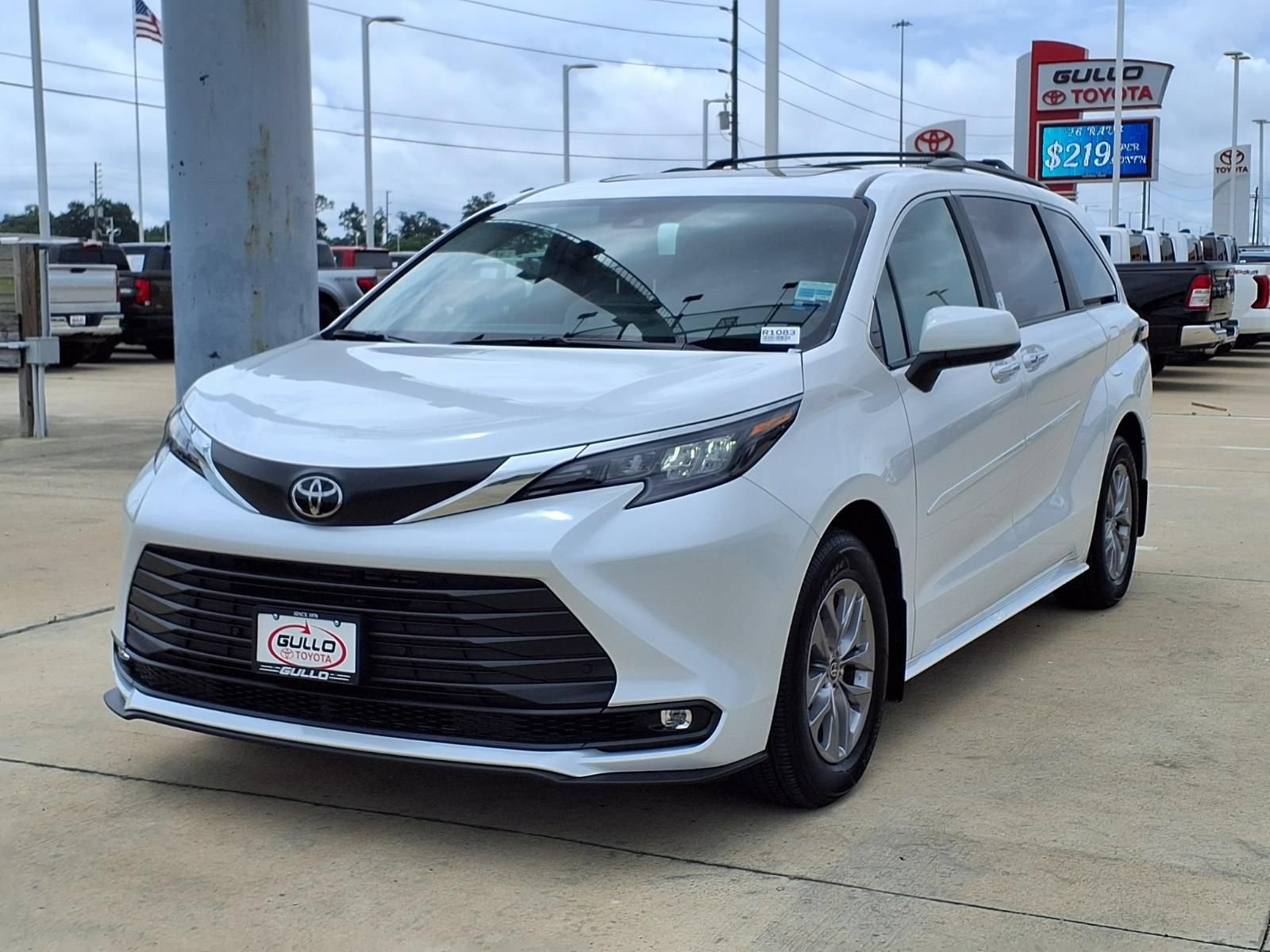 Certified 2026 Toyota Sienna XLE FWD image 3