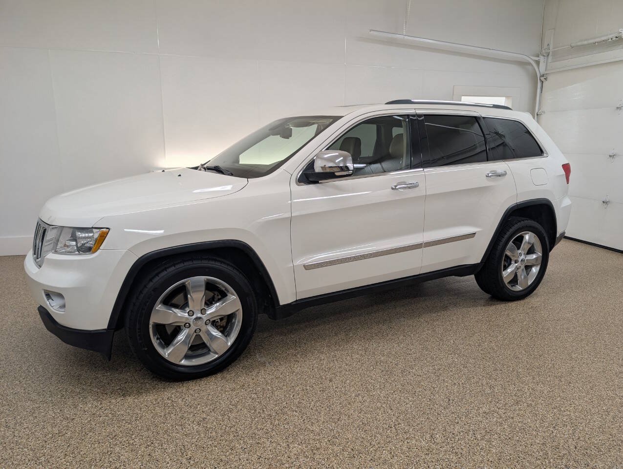 Used 2012 Jeep Grand Cherokee Overland w/ Mopar Chrome Edition Group AWD/4WD image 1