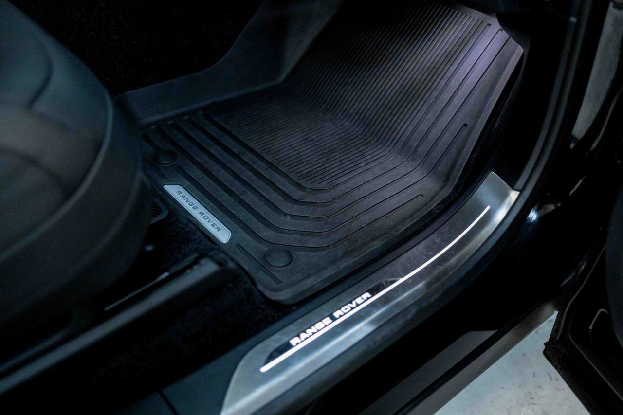 Used 2025 Land Rover Range Rover SE image 53