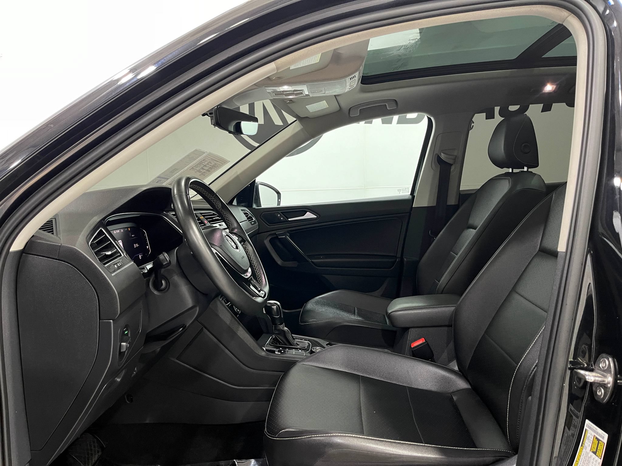 Used 2021 Volkswagen Tiguan SEL AWD/4WD image 13
