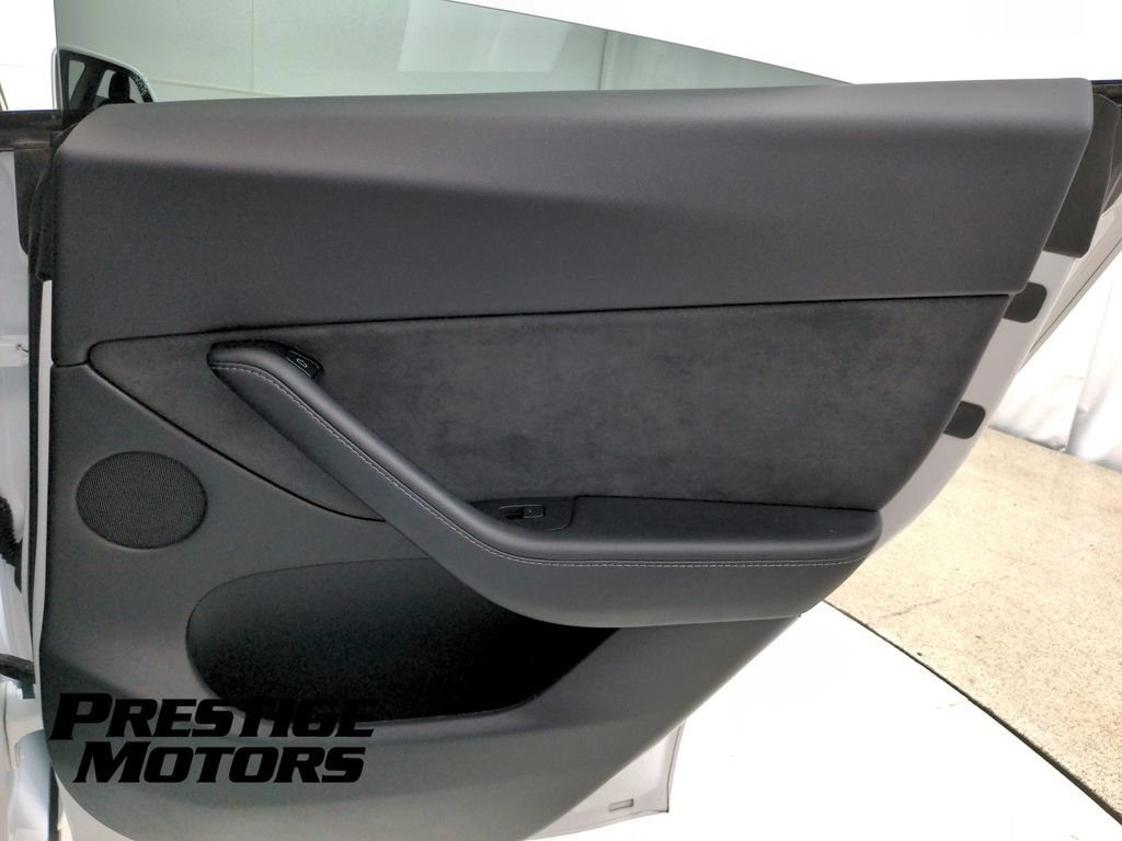 Used 2021 Tesla Model Y Long Range AWD/4WD image 33