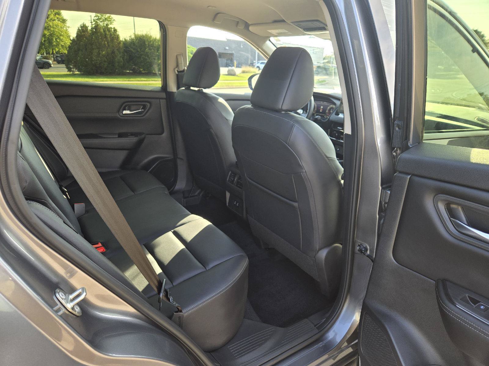 Used 2025 Nissan Rogue SL AWD/4WD image 27