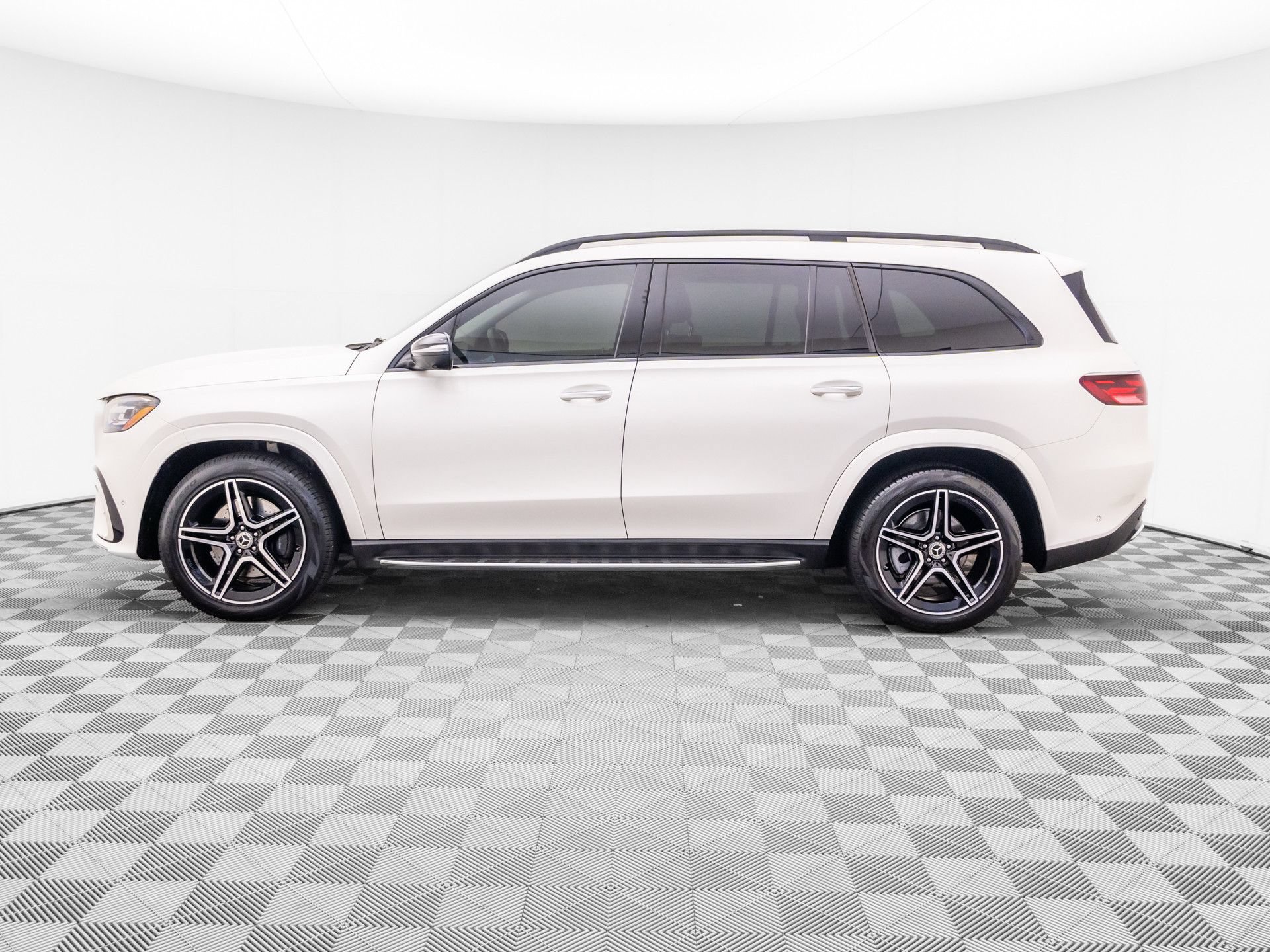 Used 2024 Mercedes-Benz GLS 450 4MATIC image 2