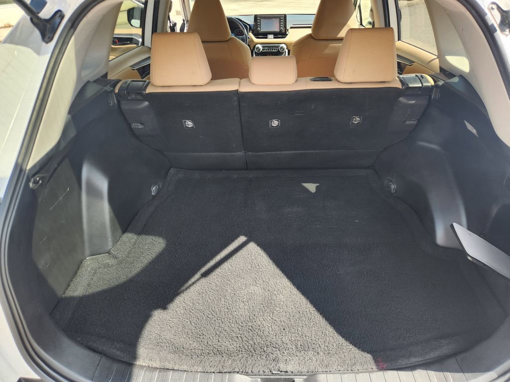 Used 2019 Toyota RAV4 LE image 14