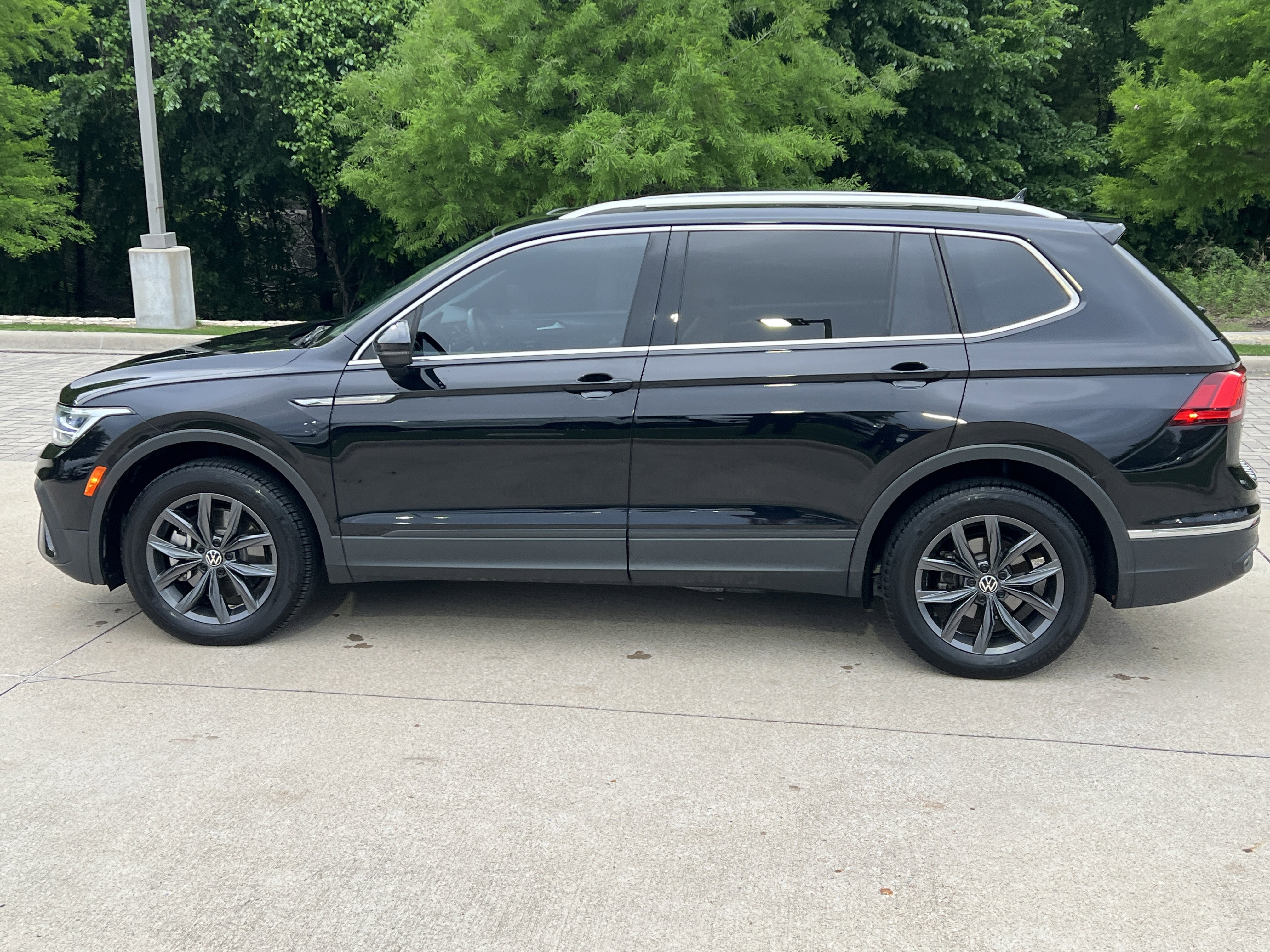 Certified 2023 Volkswagen Tiguan SE w/ Panoramic Sunroof Package FWD image 7