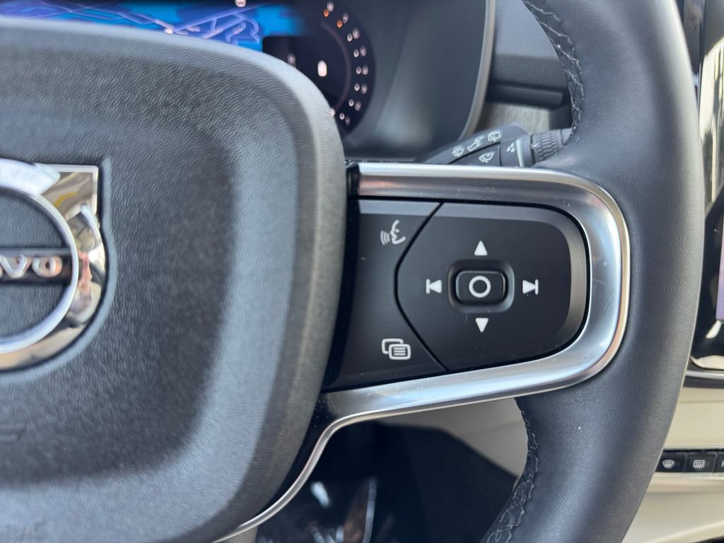 Certified 2023 Volvo XC40 B5 Ultimate w/ Protection Package Premier image 17