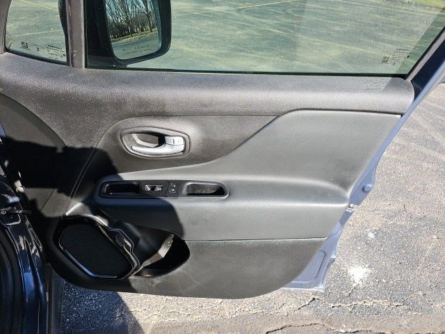 Used 2023 Jeep Renegade Altitude image 15