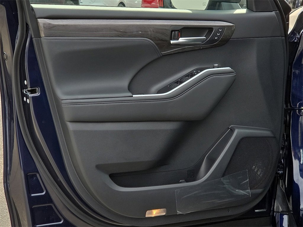 New 2026 Toyota Highlander Platinum image 17