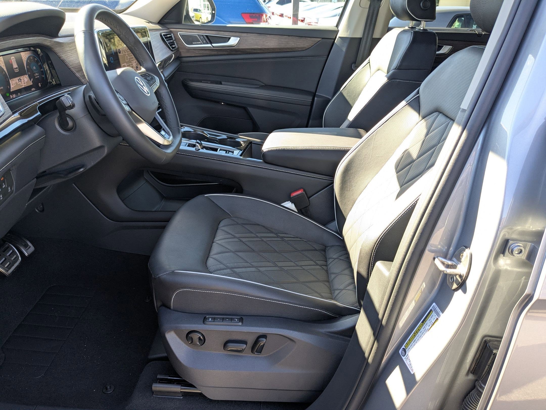 Used 2025 Volkswagen Atlas SEL Premium R-Line image 15