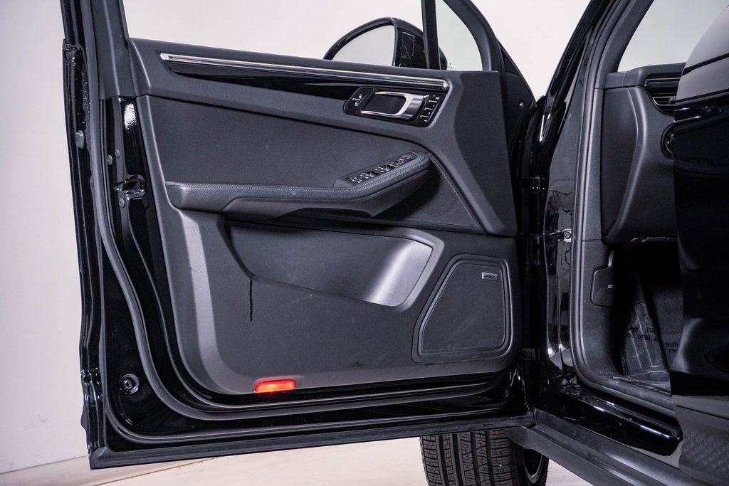 Certified 2025 Porsche Macan image 25