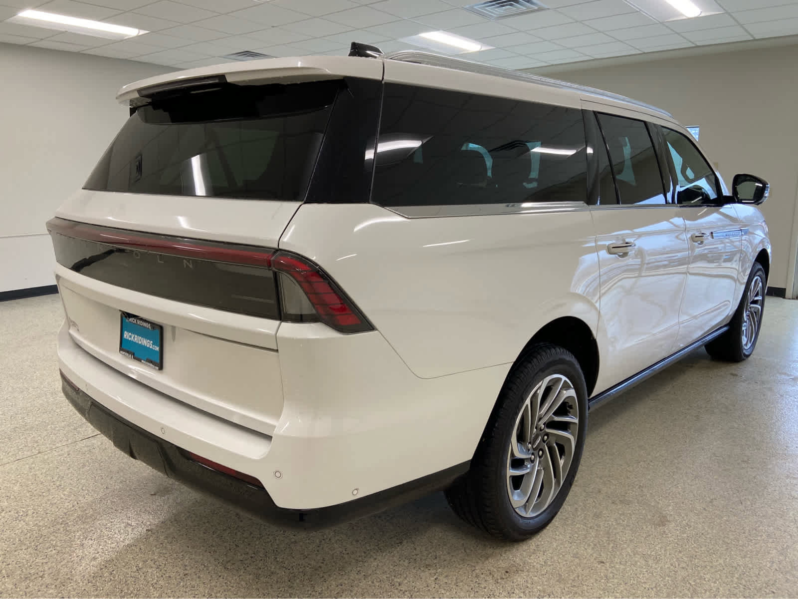 Used 2025 Lincoln Navigator L Reserve AWD/4WD image 7