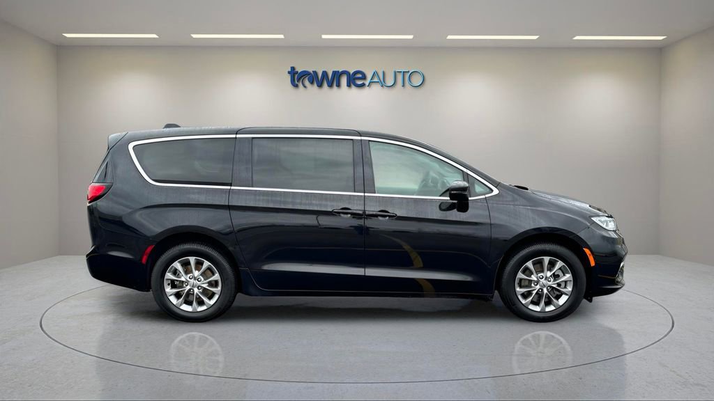 Certified 2023 Chrysler Pacifica Touring-L image 6