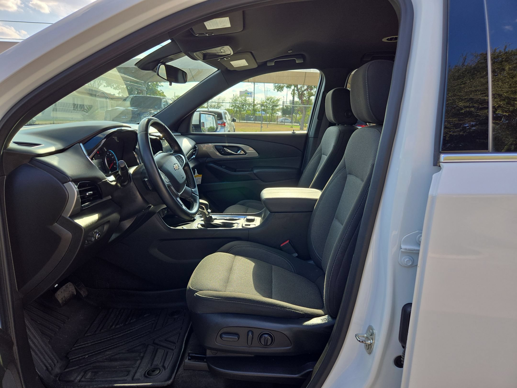 Certified 2023 Chevrolet Traverse LT FWD image 9