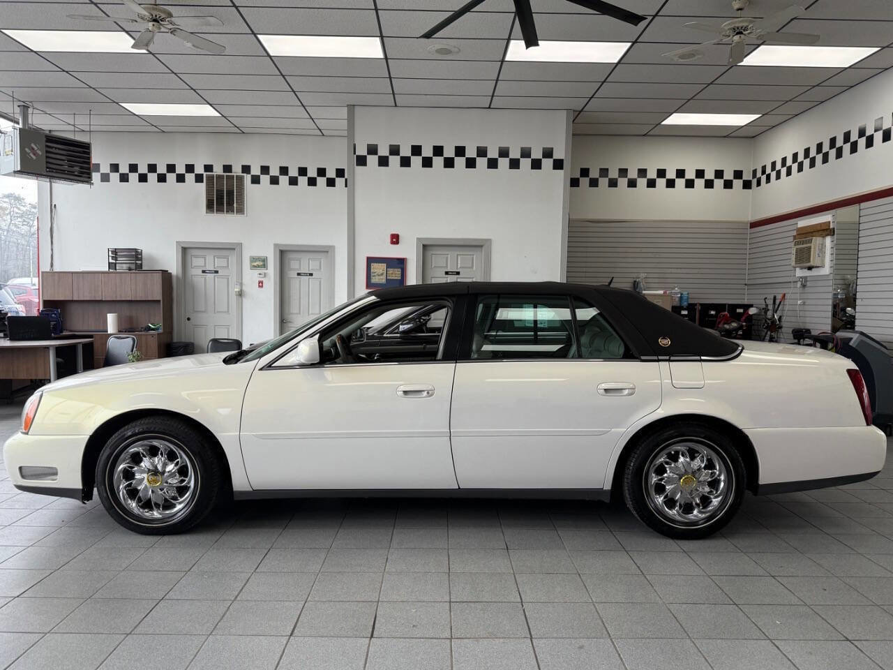 Used 2005 Cadillac De Ville w/ Limited Edition Package image 10