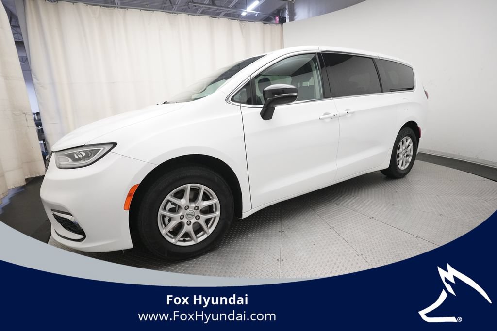 Used 2024 Chrysler Pacifica Touring-L FWD image 1