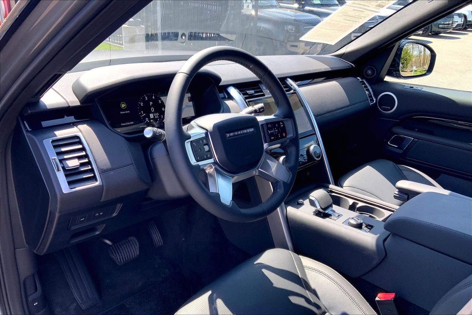 Used 2025 Land Rover Discovery S AWD/4WD image 17