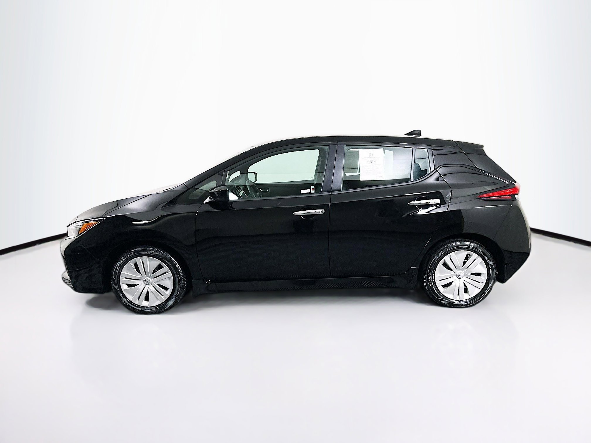 Used 2025 Nissan Leaf S image 4
