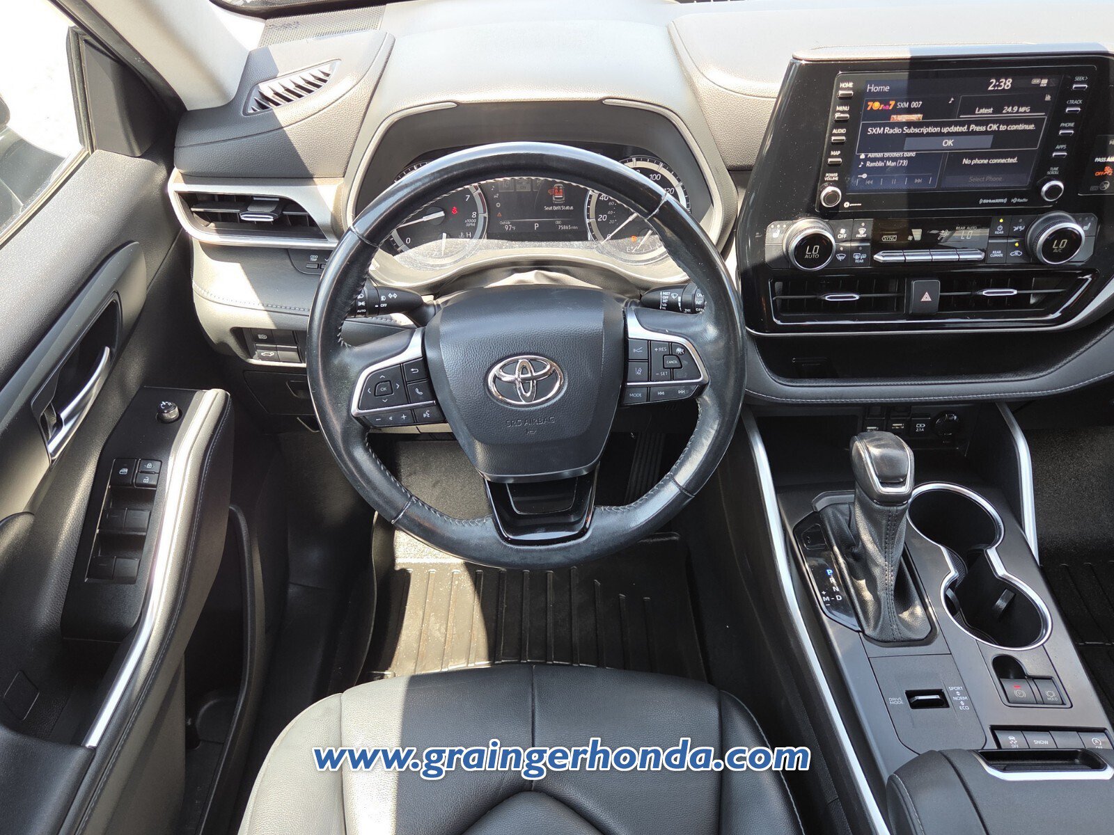 Used 2021 Toyota Highlander XLE FWD image 12
