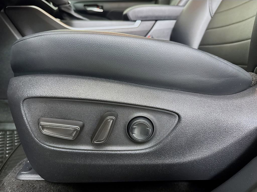 Used 2021 Toyota Highlander XLE image 18