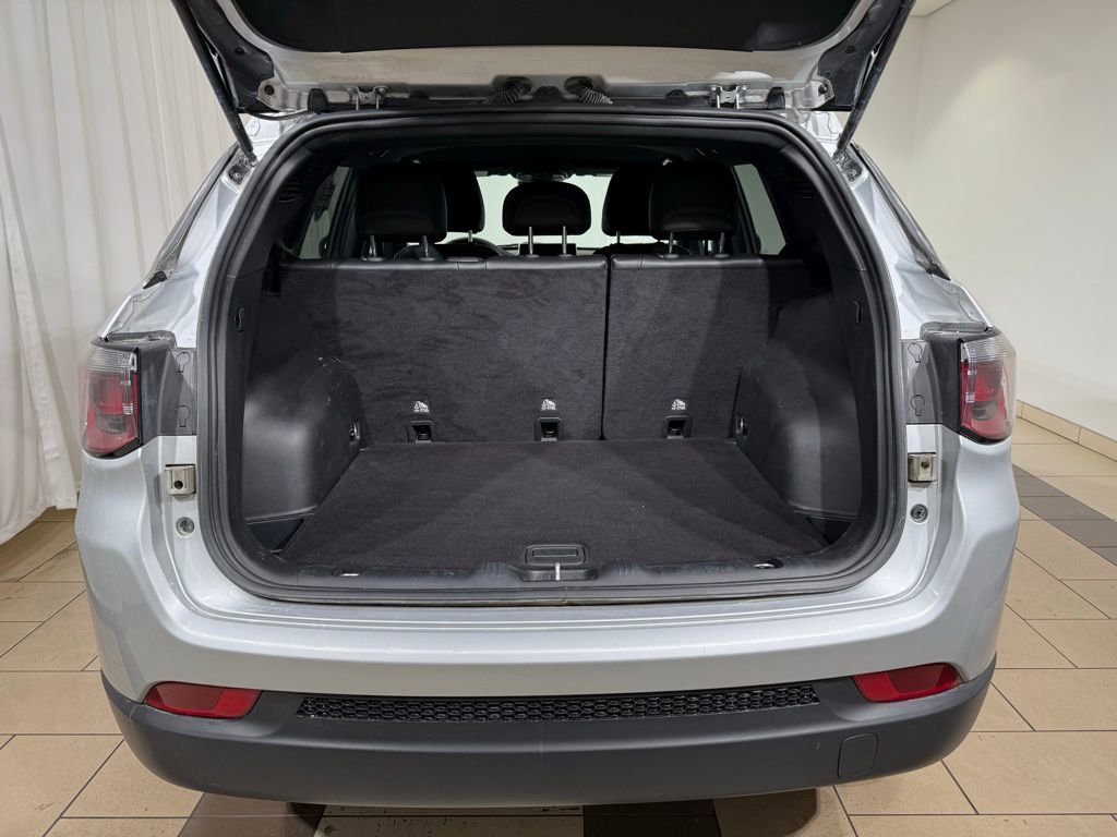 Used 2024 Jeep Compass Latitude image 11