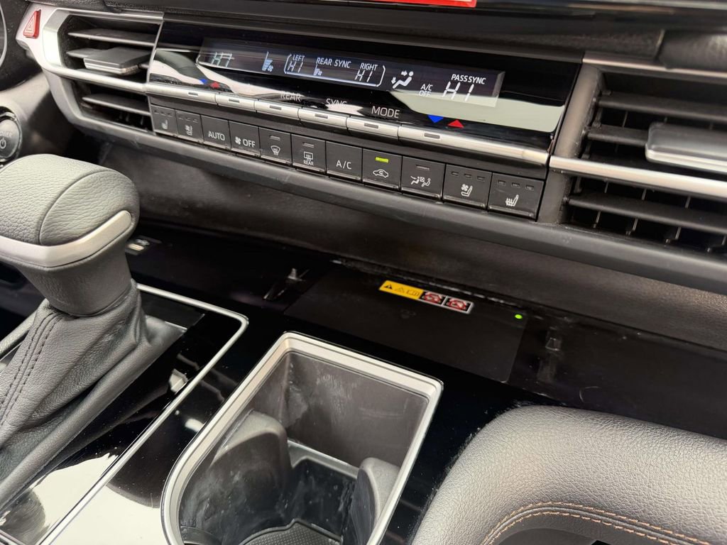 Used 2025 Toyota Sienna Platinum image 22