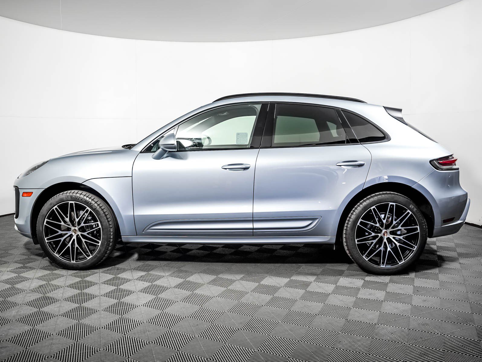 Certified 2023 Porsche Macan AWD/4WD image 2