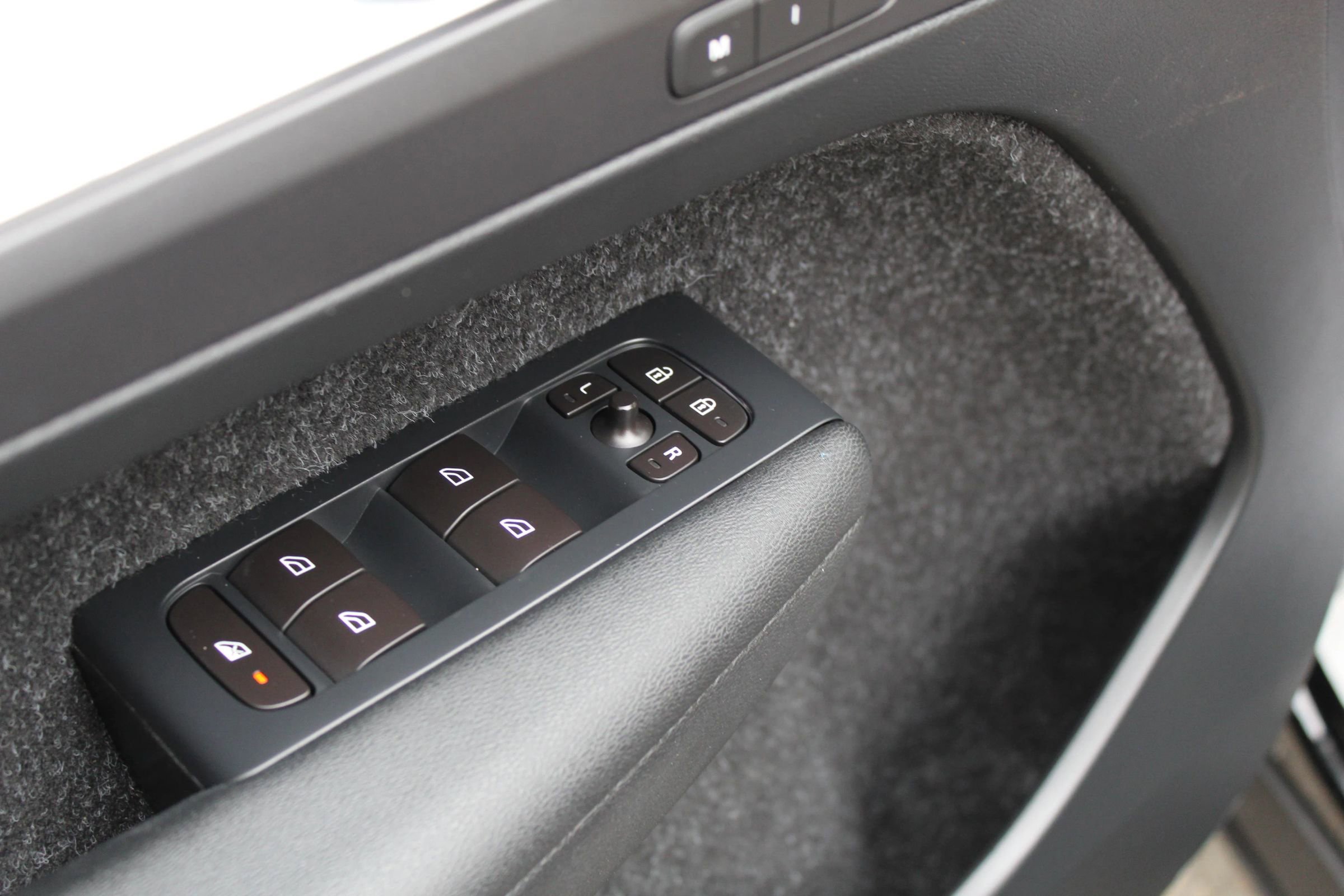 Used 2019 Volvo XC40 T5 Momentum image 22