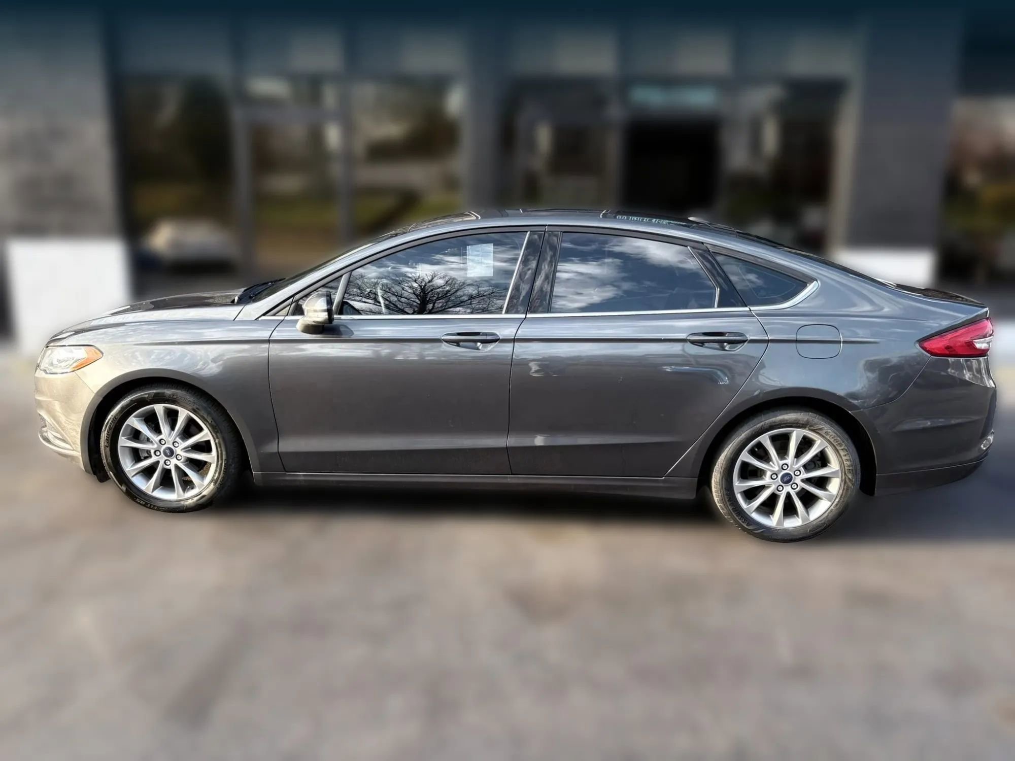 Used 2017 Ford Fusion SE image 2