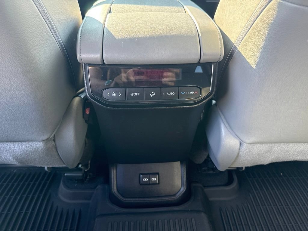 Used 2022 Toyota Highlander XLE AWD/4WD image 16