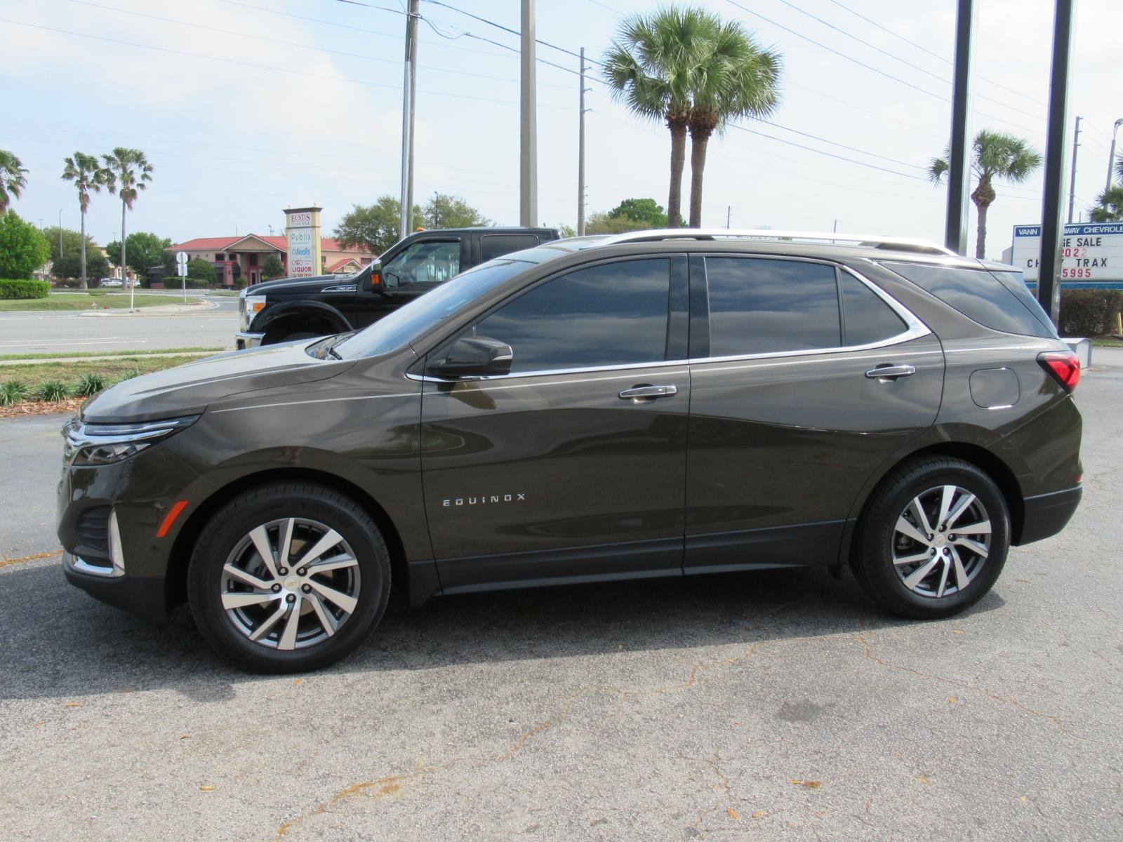 Used 2024 Chevrolet Equinox Premier FWD image 2
