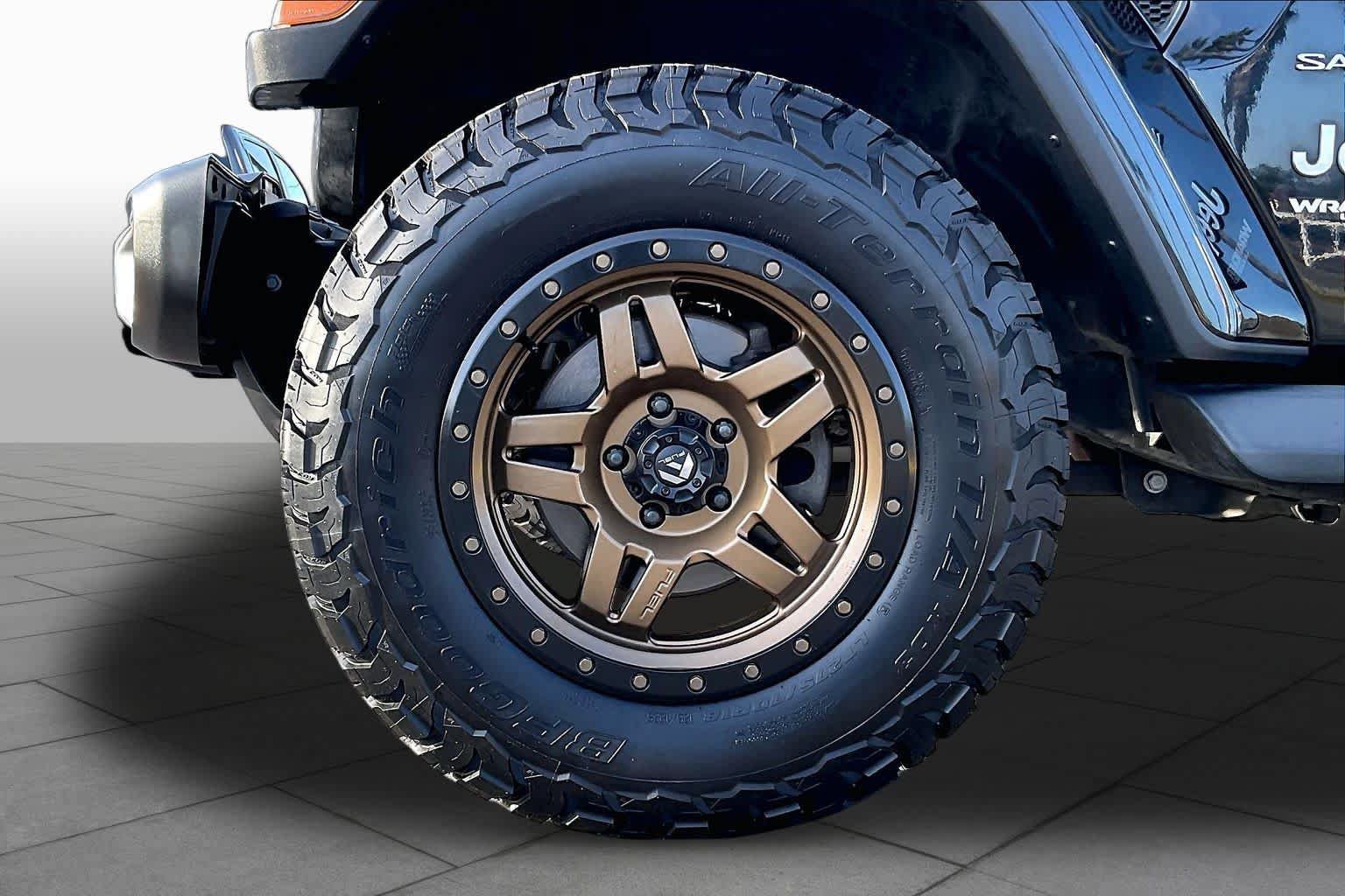 Used 2018 Jeep Wrangler Unlimited Sahara AWD/4WD image 9