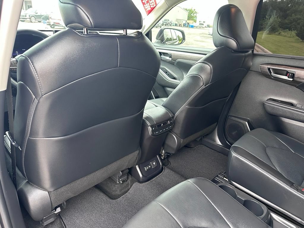 Certified 2024 Toyota Highlander Platinum AWD/4WD image 32